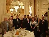 El Cardenal Arzobispo Rouco Varela y el Concejal Presidente de la Junta Municipal de Carabanchel Carlos Izquierdo Torres con la Junta de Gobierno de la Congregación, en una comida de hermandad.