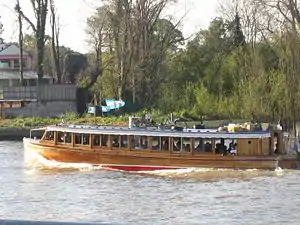 Lancha colectiva sobre el Río Luján.