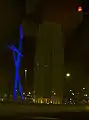 El Parotet y la torre detrás, por la noche.