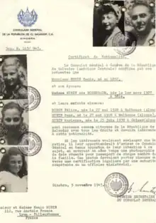 Representación de documentos que fueron entregados a una familia judía de Europa Central. La mayoría de los judíos que vinieron a El Salvador eran de Alemania, Polonia, Hungría y Suiza. 40,000 personas se salvaron con documentos de ciudadanía salvadoreña como estos, dados por Arturo Castellanos y José Gustavo Guerrero