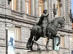 El Caballito, visto hacia el oriente de la calle Tacuba.