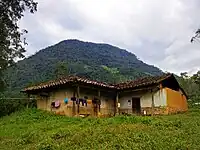 El cerro pabellón, en el Cumbe, al sur del distrito.