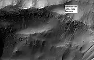 Depósito de electris, visto por HiRISE. El depósito de Electris es de tonos claros y suave en la imagen en contraste con los materiales rugosos de abajo. La ubicación es el cuadrángulo de Phaethontis.