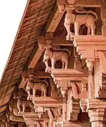 El uso de soportes de columna con forma de elefante en los edificios del Fuerte de Lahore refleja las influencias hindúes en la arquitectura mogol durante el reinado de Akbar.