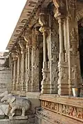 Balaustrada de elefantes que conduce a la  mantapa  abierta en el templo de Raghunatha en Hampi