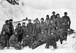 Los hombres de la Expedición Imperial Trans-Antártica que se quedaron en la isla esperando su rescate (1916)