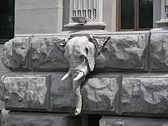 El edificio cuenta con figuras zoomorfas, como esta gárgola de cabeza de elefante.