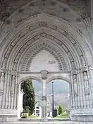 Portada de San Bartolomé de Olaso, trasladada al cementerio