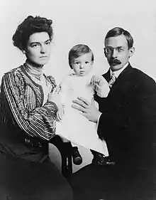 Niño estadounidense, 1902. Melville Bell Grosvenor sostenido por sus padres, Elsie Bell May y Gilbert H. Grosvenor.