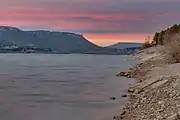 Vista del embalse durante la puesta de sol.
