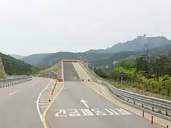 Una Rampa de Escapada de la Emergencia (Runaway Rampa de Camión) en Misiryeong (미시령) la carretera Penetrante cercana Sokcho, Corea