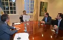 Mauricio Macri junto a directivos de Satellogic tras el lanzamiento de los satélites ÑuSat 1 y 2