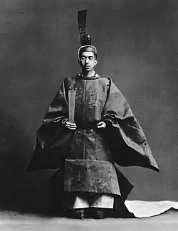 Hirohito, emperador del Japón, como gran sacerdote sintoísta del Estado.