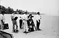 En pleno rodaje de Chambú, en la playa de Bocagrande, se aprecia entre otros a Hernando González, asistente de cámara; Enrique Gutiérrez y Simón, productor ejecutivo; Eduardo Botello, director de fotografía, en la cámara y Alejandro Kerk, director.