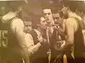 Tiempo muerto durante un partido con el Caja Bilbao. Entrenador Txema Capetillo. Estan Roman Carbajo, Fausto Orio y Joe Kopiki.