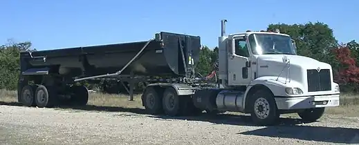 Camión articulado con un tráiler de volquete