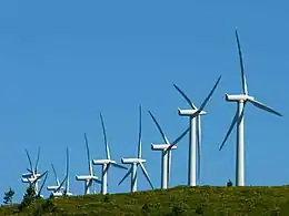 Aerogeneradores en los montes del Pindo.