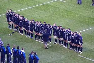 La Selección de Escocia durante la interpretación del himno antes de comenzar el partido.