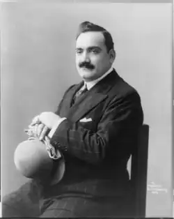 Enrico Caruso con bombín.