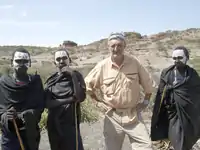 Enrique Baquedano con guerreros masáis morani en la Garganta de Olduvai. Tanzania, junio de 2012.