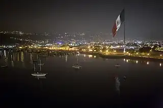 Bandera Monumental en el malecón de Ensenada, Baja California.