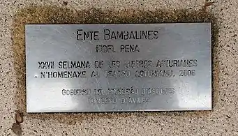 Placa de la escultura en homenaje al teatro asturiano - XXVII Selmana de les Lletras Asturianes