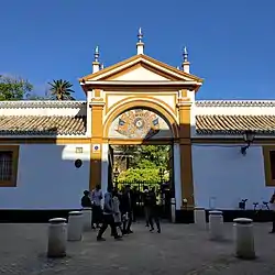 Entrada del Palacio de las Dueñas, en Sevilla.