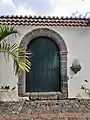 Puerta de piedra molinera de la ermita.