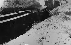 Tren entrando al túnel hacia los años 1940 o 1950.