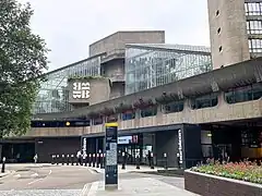 Barbican Centre  (1964-1975) en Londres, de Chamberlin, Powell y Bon (listado grado II)