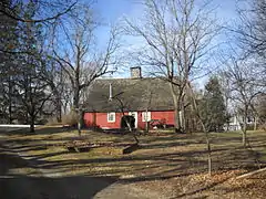 Casa de Ephraim Hawley, en Nichols , Connecticut, con tejado trasero de estilo «deslizadera de gatos» (tipo catslide).