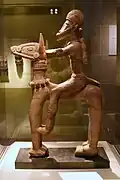 Escultura en terracota de un jefe o dignatario. (siglos XIII - XV)