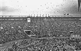 Estadio Olímpico Luzhnikí (1955-1956). VI Festival Mundial de la Juventud y los Estudiantes (1957). Inauguración en el estadio de Lenin, el comienzo del sexto festival: 25.000 palomas de la paz ascienden en el cielo.