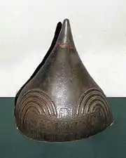 Casco de bronce con la inscripción Sardu II