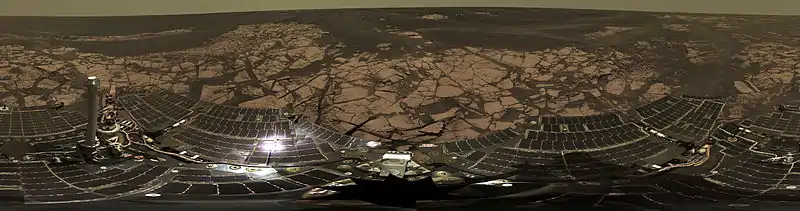 Panorámica en color tomada por el Opportunity en el borde del Erebus. Se puede observar el cráter en el centro, en la parte superior.