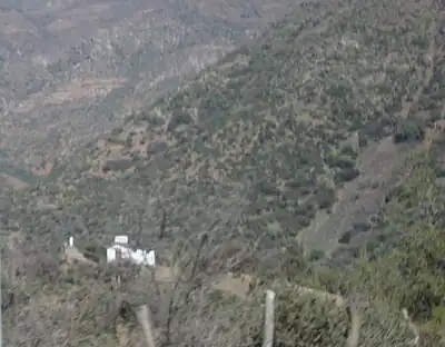 Ermita en la punta de un otero domina la confluencia de los ríos Molina y San Francisco donde se forma el Río Mapocho