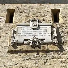 Placa Conmemorativa en mármol blanco de la celebración de las Juntas de Guipúzcoa