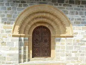 Puerta principal románica.