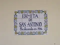 Cerámica conmemorativa de la restauración de la Ermita