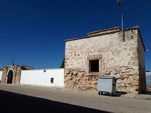 Capilla y puerta del cementerio de Zarza de Tajo. Las cuales pertenecían a la antigua iglesia situada en el actual cementerio.