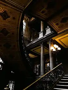 Imagen interior de las escaleras del Museo Nacional de Arte. Se muestra la sección que une la planta baja con el primer piso.