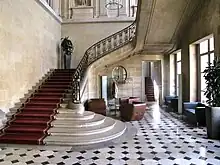 Vue frontale de l'escalier d'honneur, situé dans le vestibule de l'hôtel du Châtelet.