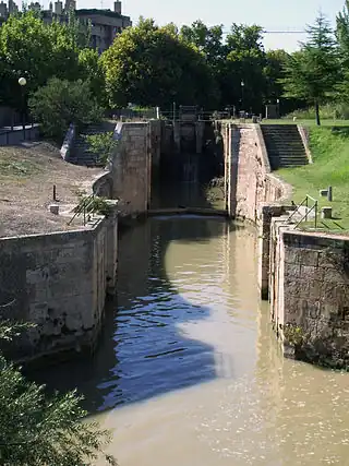 Esclusas del Canal Imperial de Aragón en Casablanca.