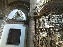 A la izquierda del altar mayor de la Catedral Vieja de Cádiz se puede ver un escudo antiguo de Guipúzcoa (siglo XVI o XVII) con solo seis cañones esquematizados. Proviene de la desaparecida capilla de los vizcaínos.