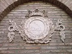 Escudo de la ciudad realizado en yeso en el patio del Museo de Artes y Costumbres Populares.