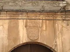 Escudo en la calle del Pedregal.