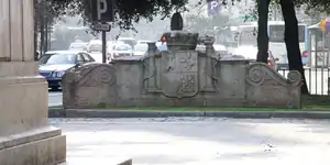 El escudo de la Segunda República española situado en la Plaza del Ayuntamiento de Santander antes de su retirada del lugar coincidiendo con la de la estatua ecuestre de Franco, situada justo enfrente, en diciembre del 2008.