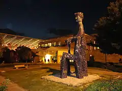 Escultura de talavera en el jardín.