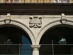 Escudo en la Lonja del Cáñamo.