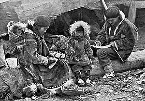 Familia inuit en King Island (Alaska, EUA, 1906)